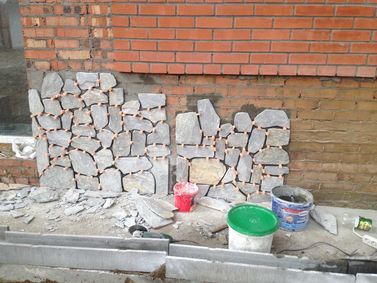 Цоколь под камень своими руками из цемента, плиточного клея, бетона, штукатурки: как сделать наружную облицовку вокруг частного дома?