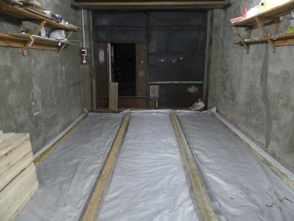 Какой должна быть толщина бетонного пола в гараже