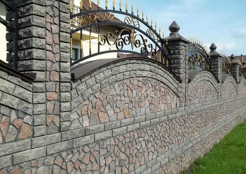 Каменный забор: устройство, виды, достоинства, недостатки