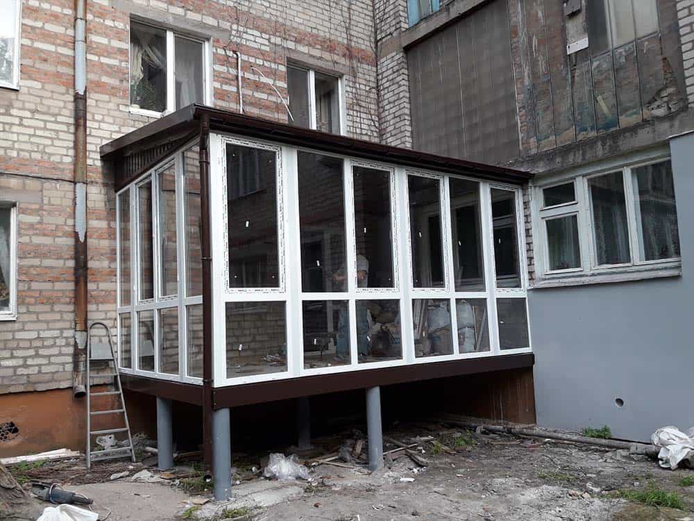 Как пристроить балкон на первом этаже законно: документы, варианты