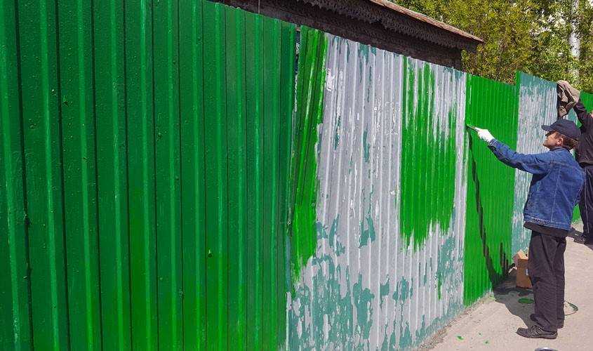 Какой краской покрасить профильную трубу забора