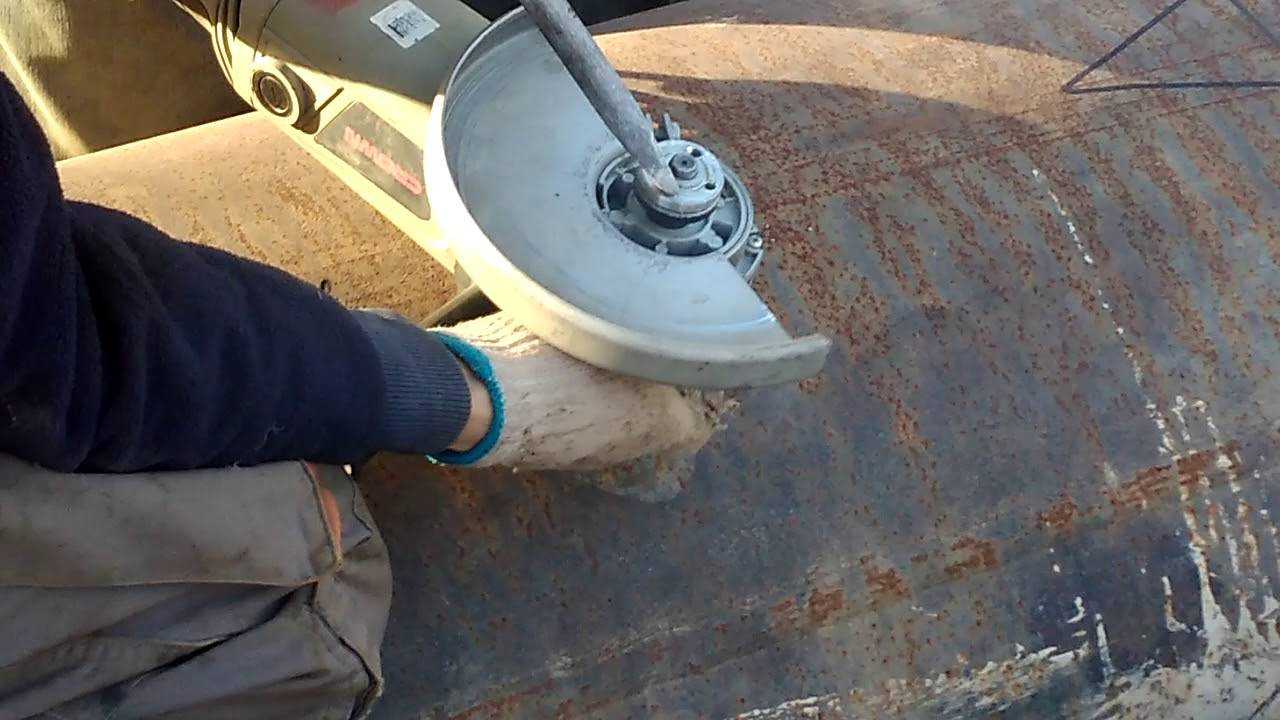 Как открутить диск на болгарке без ключа