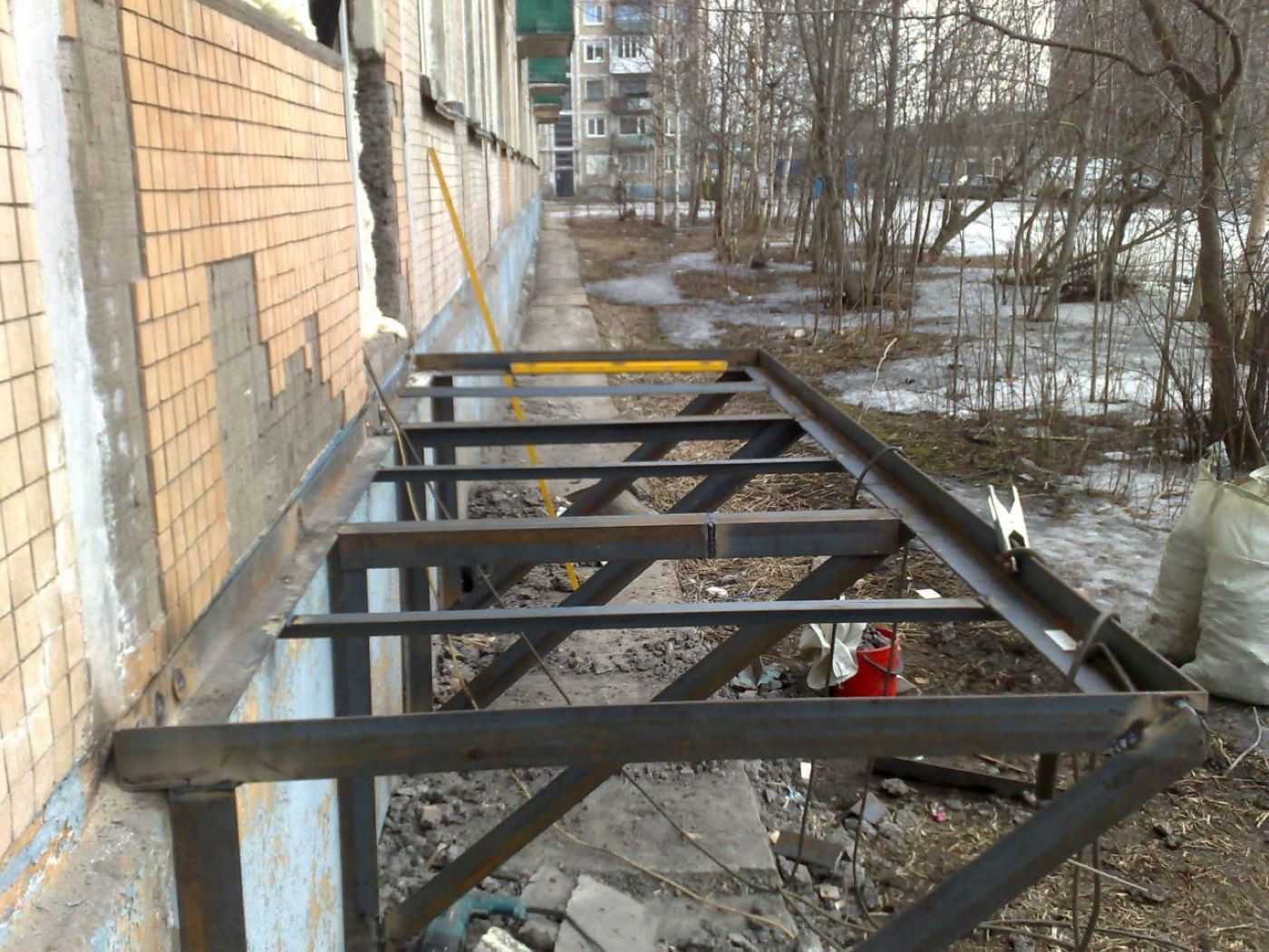 Балкон на первом этаже: можно ли пристроить и как это сделать, какие документы нужны, видео и фото