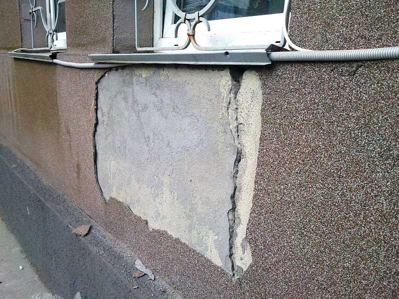 Как оштукатурить цоколь дома своими руками по сетке и цементным раствором - как правильно приготовить смесь и заштукатурить фундамент снаружи?