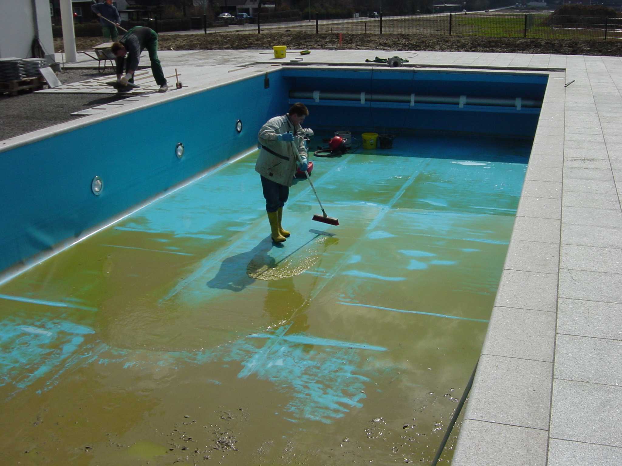 Как провести дезинфекцию воды химией в бассейне