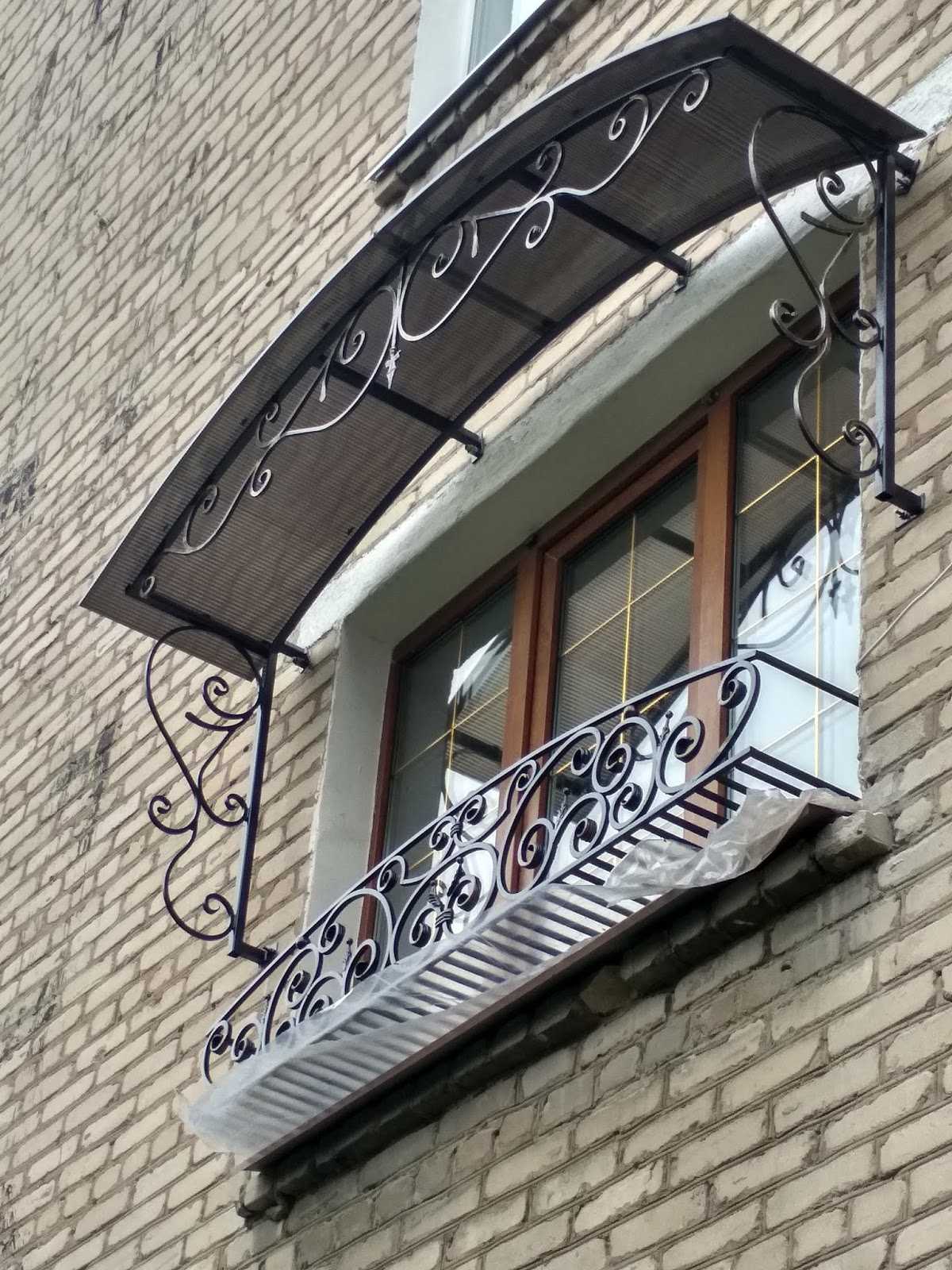 Козырек над окном