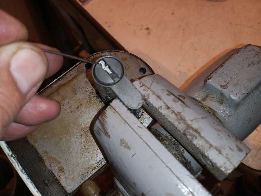 Как достать сломавшийся ключ из замка